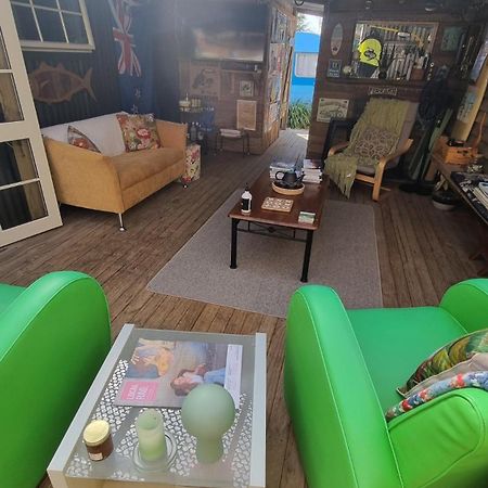 Raglan West Retro Beach Vibe Accommodation Exterior photo
